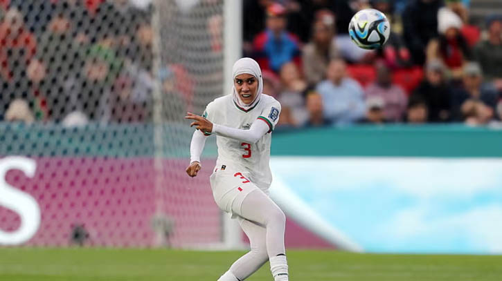 হিজাব পরে বিশ্বকাপের মাঠে ইতিহাসের প্রথম নারী ফুটবলার 3